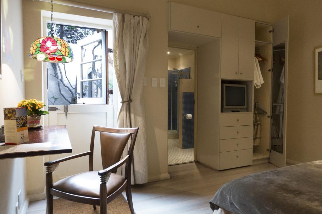 Chambre Double ou Lits Jumeaux - Vue sur Piscine
