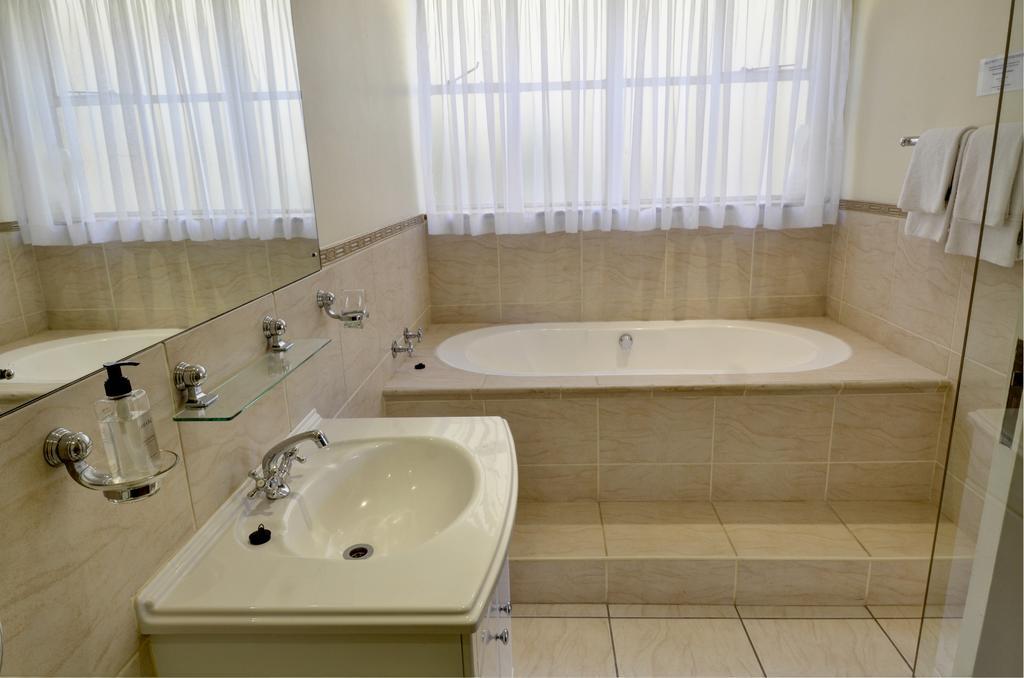 Chambre Double ou Lits Jumeaux de Luxe avec Baignoire et Douche