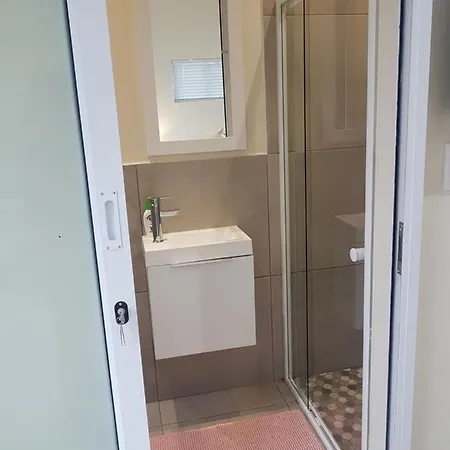 Sharon'S House: Modern Self-Catering Rooms-2